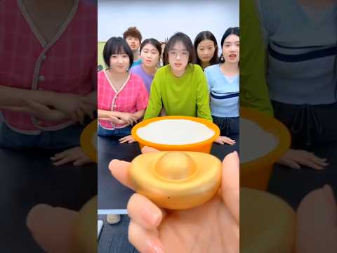 من يجد البيضة الذهبية داخل قفص الأرز؟ 😱🥚 #shorts #arbic #funny