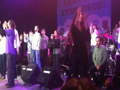 Kardeş Türküler ve Grup Yorum - El Pueblo Unido Jamas Sera Vencido