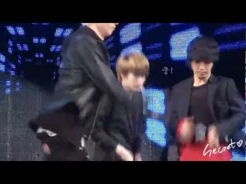 [HD fancam] 110918 Kyuhyun dropped his mic during Mr. Simple!! @  Korea in Motion Festival