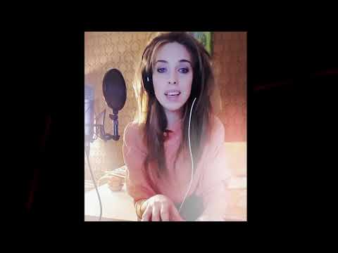 Kelmės mažojo teatro aktorė Austėja atlieka savo kūrybos dainą Ope