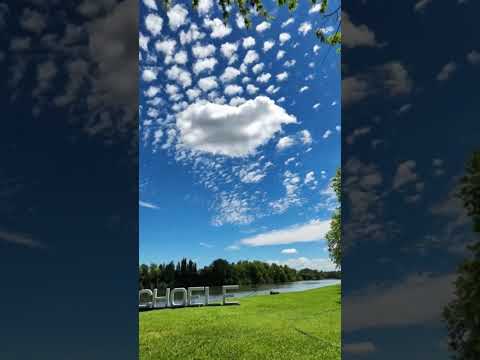 ¡Paraíso patagónico! ☁️ Cartel gigante CHOELE CHOEL frente al río Negro 😍 Oasis verde 💙¿Lo conocías?