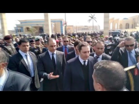 مغادرة علاء وجمال مبارك من مسجد المشير في طريقهما للمقابر
