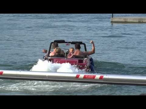 auto fährt ins wasser