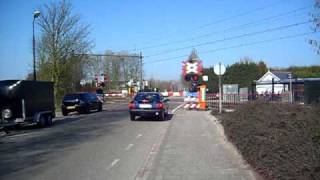 preview picture of video 'NS Stoptrein crossing the Haltestraat level crossing and arriving at Rilland-Bath station.'