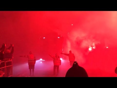 アトレティコ・マドリードとリバプールのチームバスがアンフィールドに到着 (Atletico Madrid & Liverpool Team Buses Arrive At Anfield For Champions League Clash)
