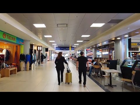 Caminhando dentro do Aeroporto Internacional Mariscal Sucre em Quito, Equador | Área das lojas e portões
