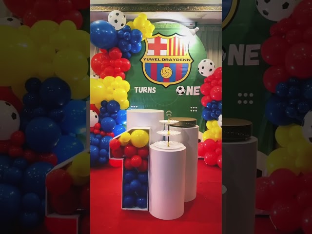 Vídeo relacionado con PartyDroid Barcelona FC - Juego de suministros oficiales para fiestas, kit de decoración de fútbol de 77 piezas con globos y vajilla, sirve para 6 invitados