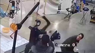 5 مشاهد انقلبت فيها الروبوتات علي البشر .. روبوت يثور ويضرب صاحبه