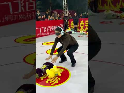 Chiến thuật thông minh giúp cô gái phá đảo trò chơi bịt mắt bắt thú