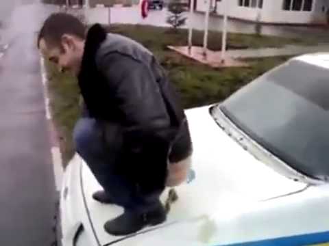 Насрал на машину полиции