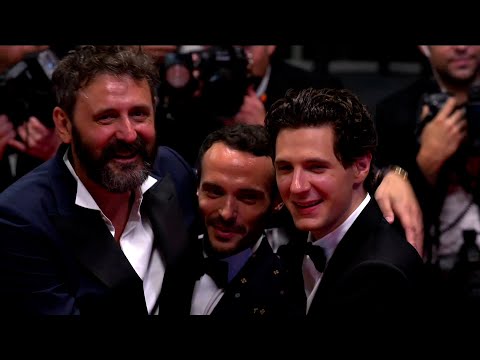 #Cannes2022. La montée des marches pour la projection de "Fumer fait tousser"