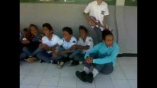 preview picture of video 'anak X-3 SMAN 1 Majalaya bernyanyi'