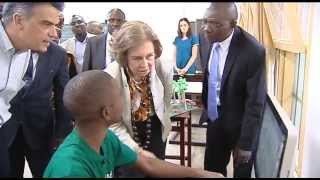preview picture of video 'S.M. la Reina  visita en Maputo la Escuela Superior de Arte y el Instituto Superior Dom Bosco'