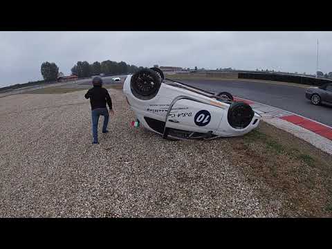 Incidente in pista: una 500 si ribalta @ Tazio Nuvolari