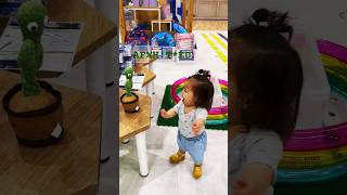 サボテン🌵おもちゃにビビるソラ #あかちゃんのいる生活 #バイリンガルママ  #アメリカ生活  #海外在住ママ  #ワンオペ育児 #駐在妻  #1歳児  #1歳児ママ #ワンオペ #トイザらス