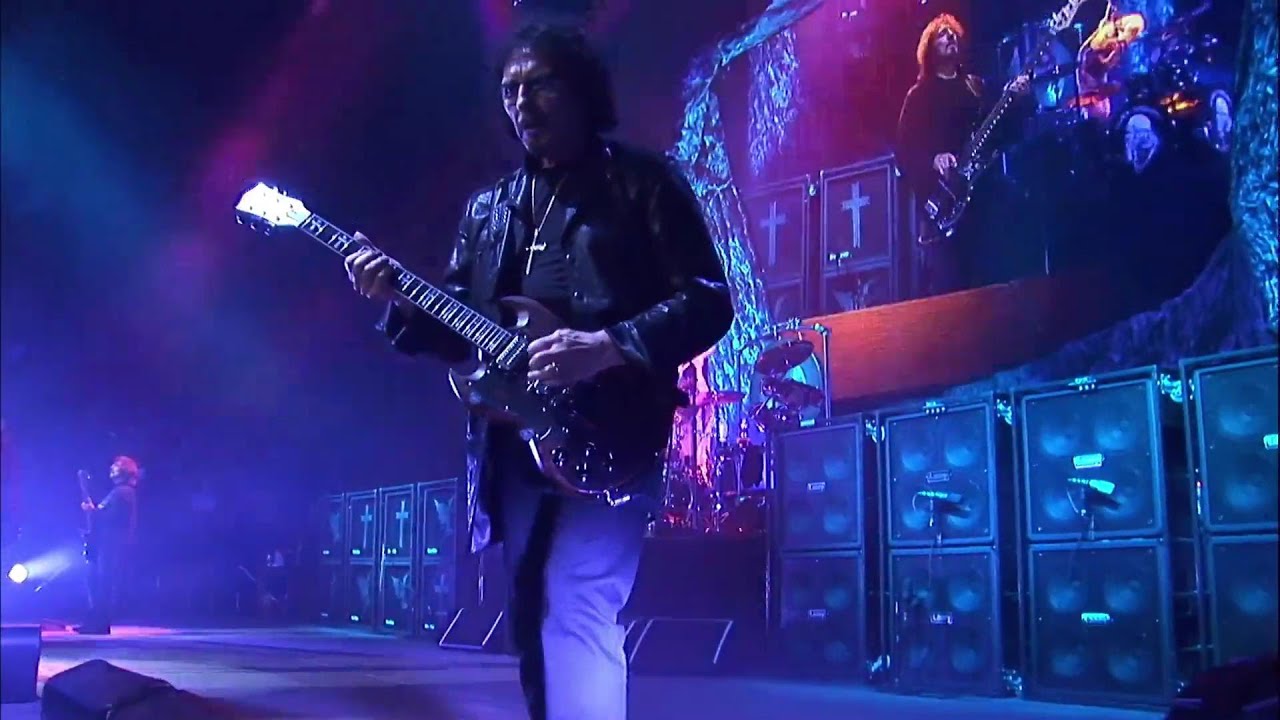 Black Sabbath / Live... Gathered in Their Masses (2013) - Into the Void - YouTube