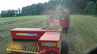 preview picture of video 'Baling Mixed Grass with New Holland BC5070'