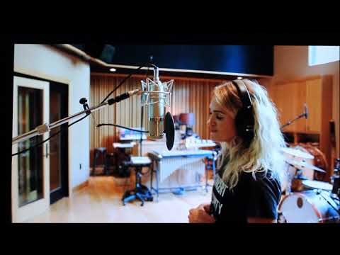 Carrie Underwood - Little Drummer Boy (Christmas Special)