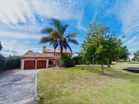 🏡 Venta Casa 3 Dormitorios en Lomas de la Tahona | Estilo Clásico y Vistas Únicas_V229