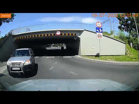 Debil wyjeżdża mi na czerwonym