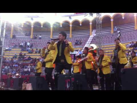 banda la fregona intro en la monumental.