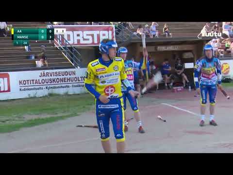 Jami Lassila lyö Superpesisuran ensimmäisen juoksun. AA. vs. Manse 19.6. 2023