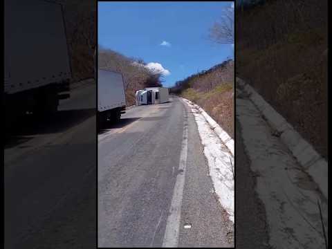 Caminhão perde os freios e tomba em ladeira no interior do Ceará