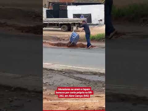 MORADORES TAPAM BURACOS POR CONTA PRÓPRIA EM RODOVIA NO INTERIOR DE MINAS