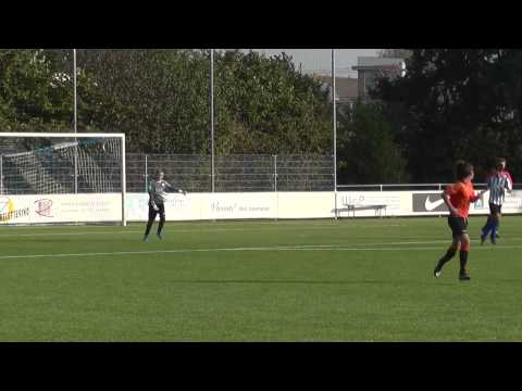 4 okt 2014 IJFC D1 - VV De Meern D3 com 2-2 Sven heeft de bal klem