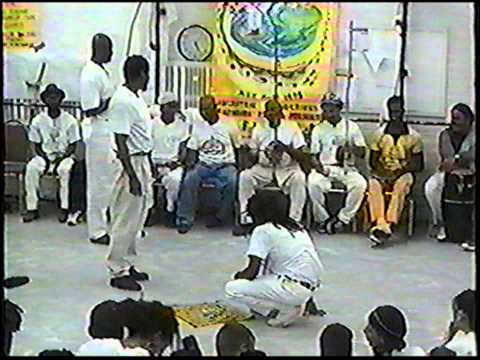 Mestre João Pequeno e Mestre Cobra Mansa - Apanha a laranja