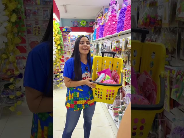 Vídeo relacionado con Soporte hawaiano de 3 niveles para cupcakes, tiki, antorcha para cupcakes, soporte para tartas con temática Luau, soporte para postres, para verano, playa, suministros para fiestas de cumpleaños