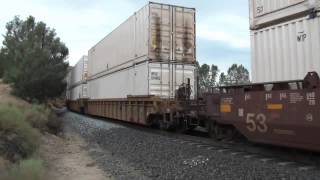 preview picture of video 'BNSF 7069 Leads a Z-Train Through Woodford HD'