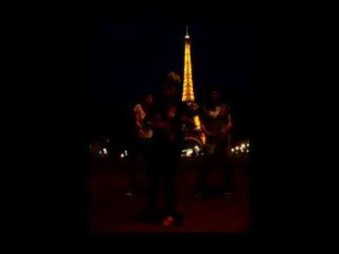 Eiffel Tower Uni and her Ukelele with Aloÿse and Marie