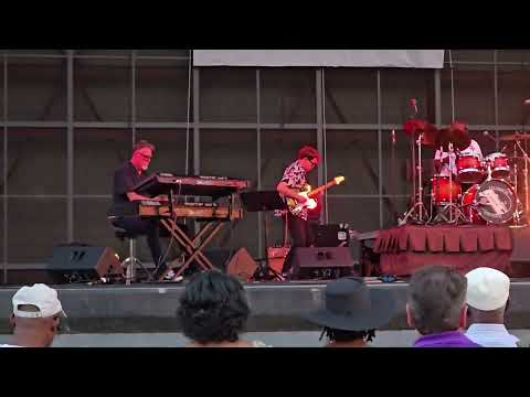 The FM Project guitarist Mike Vincent with Lindsey Webster at Youngstown Amphitheater 07.12.2025