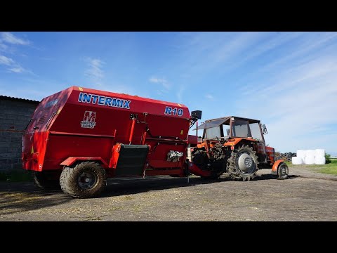 Poziomy paszowóz INTERMIX R10 z małym MF255 – zgrany duet