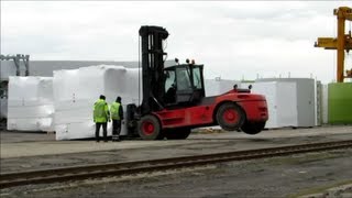 preview picture of video 'Schwertransport Verladung Transport Exceptionel Heavy Goods Transport prepair Emden Südkai'
