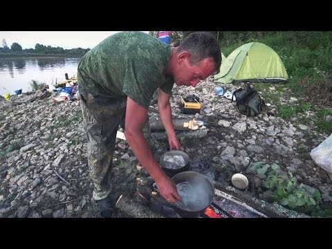 РЫБАЛКА С НОЧЁВКОЙ. ГОТОВИМ УХУ НА КОСТРЕ. СОЛИМ РЫБУ. РЕКА ВЯТКА.