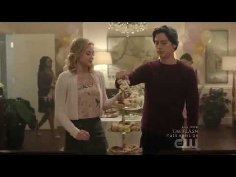 Betty and jughead cute scene and kiss 1x08