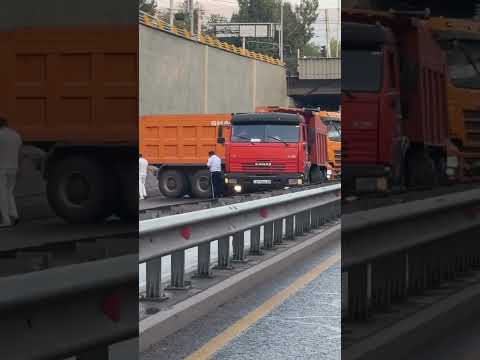 Алматы, ДТП на ул. Сайна с участием самосвалов.