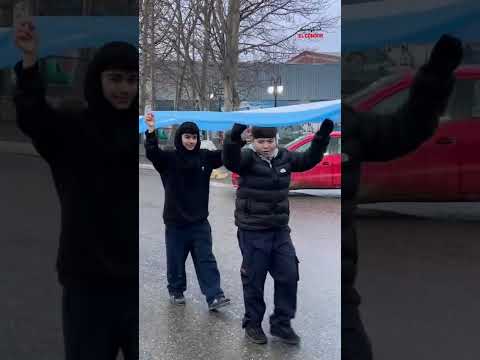 Llevando una una gran bandera nacional, estudiantes, docentes, familiares y vecinos, participaro...