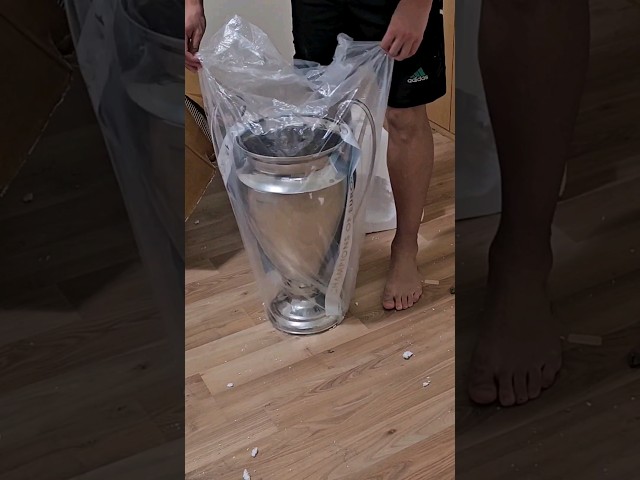 Vídeo relacionado con Réplica de trofeo de UEFA Champions League, 150 mm,