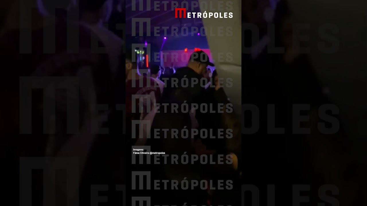 Cantor é filmado em clima animado com duas mulheres