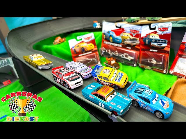 Vídeo relacionado con Disney Store Official, Disney Pixar Cars, Rayo Mcqueen y Mate, Set Juguetes de Carreras, 2 Coches coleccionables a Escala, Movimiento por Retroceso