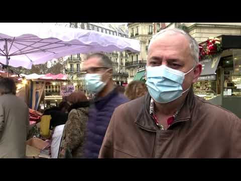 パリジャンは、COVIDの苦境にもかかわらず、Xmasイブの市場を打つ (Parisians hit Xmas Eve markets despite COVID woes)