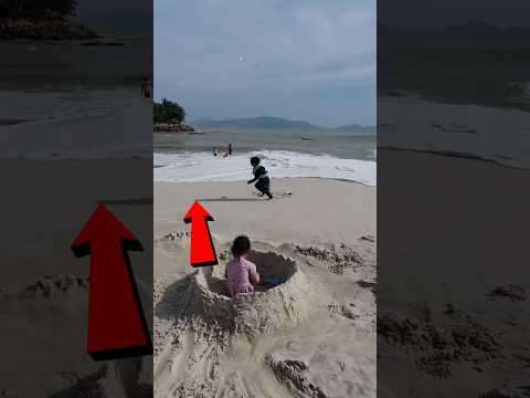 Estaban jugando tranquilos… pero una ola lo cambió todo 😳