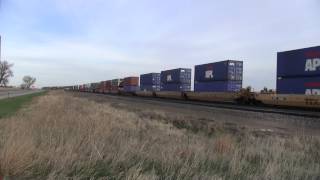 preview picture of video 'Union Pacific ES44AC no. 7388 leads an intermodal west near Lexington, Nebraska, April 2011'