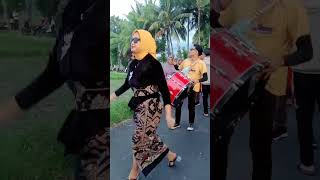 Download lagu Heboh Mantan Dance Cantik Megantara Ikut Nyongkolan dan  Goyang di Depan Sound mp3