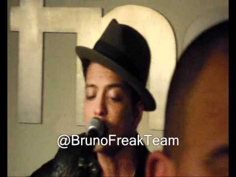 Bruno Mars - Marry You (Showcase in Paris) 01/26/2011