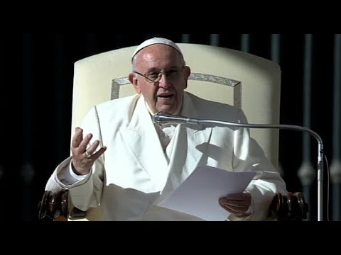 El Papa: Me da pena cuando usan el móvil en la misa