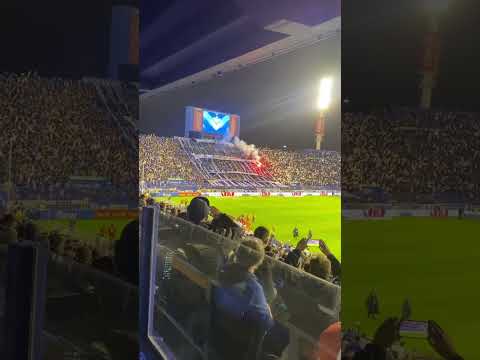 "Partidazo en Liniers: Vélez 2-River 2. El recibimiento de los hinchas de Vélez." Barra: La Pandilla de Liniers • Club: Vélez Sarsfield • País: Argentina